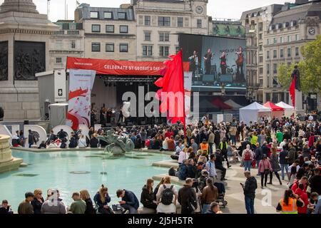 Londres, Royaume-Uni. 23rd avril 2022. Les gens assistent à la fête de Saint George à Trafalgar Square. La Saint George est la fête du saint patron de l'Angleterre, célébrée le 23 avril. Crédit : SOPA Images Limited/Alamy Live News Banque D'Images