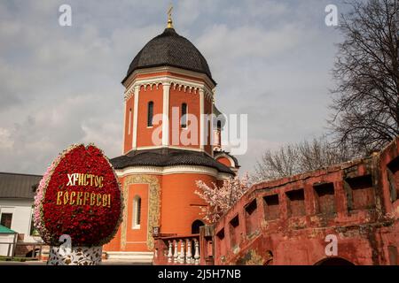 Vue générale sur la cour du monastère de Vysokopetrovsky pendant la semaine de Pâques à Moscou, en Russie Banque D'Images