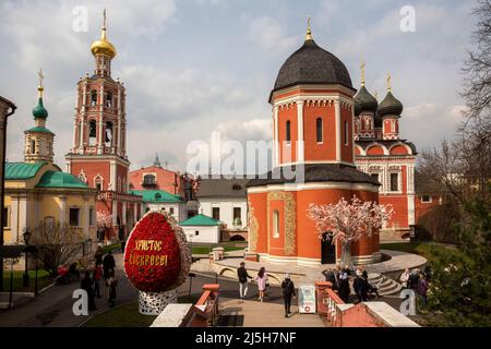 Vue générale sur la cour du monastère de Vysokopetrovsky pendant la semaine de Pâques à Moscou, en Russie Banque D'Images