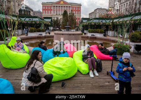 Moscou, Russie. 23rd avril 2022. Les Moscovites se détendent sur le site du festival de charité du cadeau de Pâques sur la place Tverskaya, dans le centre de Moscou, en Russie Banque D'Images