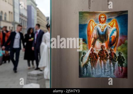 Moscou, Russie. 23rd avril, 2022.vue en gros plan de l'autocollant militaro-patriotique avec l'image des soldats russes et les lettres 'Z' et 'V' à la rue Nikolaskaïa dans le centre de Moscou, en Russie Banque D'Images