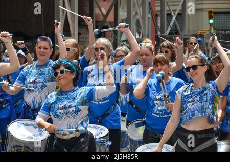 Groupe de groupes défilant à travers Broadway dans la ville de New York pour célébrer le jour de l'Earthday annuel à New York le 23 avril 2022. Banque D'Images