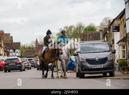 Chevaux et cavaliers s'exerçant dans le village de la National Trust de Lacock dans le Wiltshire Banque D'Images