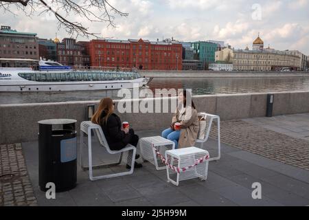 Moscou, Russie. 23rd avril 2022. Les gens se détendent sur le remblai de Crimée dans le parc Muzeon, dans le centre de Moscou, en Russie Banque D'Images