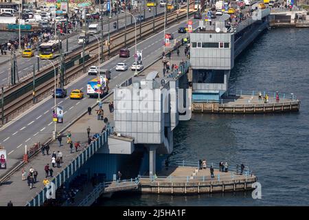 Vue rapprochée à grand angle du pont de Galata qui traverse la Corne d'Or lors d'une journée de printemps ensoleillée à Istanbul, Turquie, le 8 avril 2022. Banque D'Images