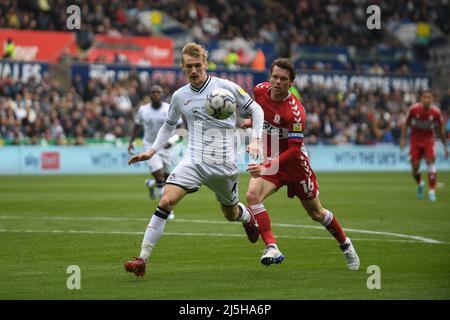 Swansea, Royaume-Uni. 23rd avril 2022. Flynn Downes #4 de Swansea City sous la pression de Jonathan Howson #16 de Middlesbrough à Swansea, Royaume-Uni, le 4/23/2022. (Photo par Mike Jones/News Images/Sipa USA) crédit: SIPA USA/Alay Live News Banque D'Images