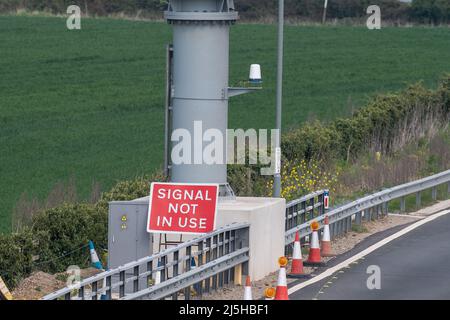 Talaplow, Buckinghamshire, Royaume-Uni. 23rd avril 2022. Le M4 est de nouveau fermé ce week-end de la jonction 6 (Slough/Windsor) à la jonction 8/9 (Maidenhead) pour les travaux de route M4 Smart Motorway. De nouvelles limites de vitesse variables seront utilisées suite à une mise à niveau numérique d'une partie de la M4. Toutefois, l'épaule dure a été retirée et remplacée par des zones de refuge d'urgence intermittentes. Entre 2015 et 2019, 63 décès ont été signalés sur les autoroutes intelligentes au Royaume-Uni. Crédit : Maureen McLean/Alay Live News Banque D'Images