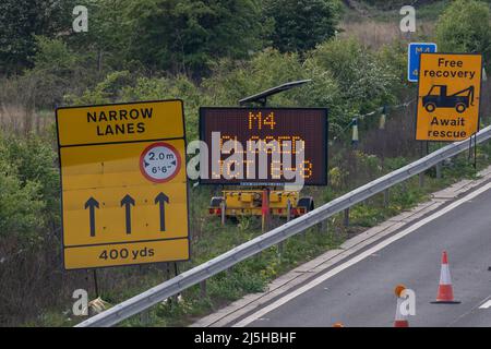 Talaplow, Buckinghamshire, Royaume-Uni. 23rd avril 2022. Le M4 est de nouveau fermé ce week-end de la jonction 6 (Slough/Windsor) à la jonction 8/9 (Maidenhead) pour les travaux de route M4 Smart Motorway. De nouvelles limites de vitesse variables seront utilisées suite à une mise à niveau numérique d'une partie de la M4. Toutefois, l'épaule dure a été retirée et remplacée par des zones de refuge d'urgence intermittentes. Entre 2015 et 2019, 63 décès ont été signalés sur les autoroutes intelligentes au Royaume-Uni. Crédit : Maureen McLean/Alay Live News Banque D'Images