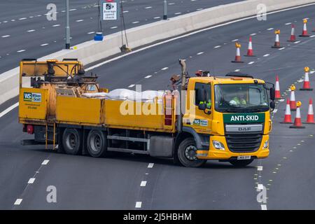 Talaplow, Buckinghamshire, Royaume-Uni. 23rd avril 2022. Le M4 est de nouveau fermé ce week-end de la jonction 6 (Slough/Windsor) à la jonction 8/9 (Maidenhead) pour les travaux de route M4 Smart Motorway. De nouvelles limites de vitesse variables seront utilisées suite à une mise à niveau numérique d'une partie de la M4. Toutefois, l'épaule dure a été retirée et remplacée par des zones de refuge d'urgence intermittentes. Entre 2015 et 2019, 63 décès ont été signalés sur les autoroutes intelligentes au Royaume-Uni. Crédit : Maureen McLean/Alay Live News Banque D'Images