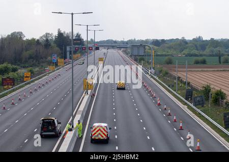 Talaplow, Buckinghamshire, Royaume-Uni. 23rd avril 2022. Le M4 est de nouveau fermé ce week-end de la jonction 6 (Slough/Windsor) à la jonction 8/9 (Maidenhead) pour les travaux de route M4 Smart Motorway. De nouvelles limites de vitesse variables seront utilisées suite à une mise à niveau numérique d'une partie de la M4. Toutefois, l'épaule dure a été retirée et remplacée par des zones de refuge d'urgence intermittentes. Entre 2015 et 2019, 63 décès ont été signalés sur les autoroutes intelligentes au Royaume-Uni. Crédit : Maureen McLean/Alay Live News Banque D'Images