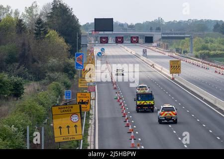 Talaplow, Buckinghamshire, Royaume-Uni. 23rd avril 2022. Le M4 est de nouveau fermé ce week-end de la jonction 6 (Slough/Windsor) à la jonction 8/9 (Maidenhead) pour les travaux de route M4 Smart Motorway. De nouvelles limites de vitesse variables seront utilisées suite à une mise à niveau numérique d'une partie de la M4. Toutefois, l'épaule dure a été retirée et remplacée par des zones de refuge d'urgence intermittentes. Entre 2015 et 2019, 63 décès ont été signalés sur les autoroutes intelligentes au Royaume-Uni. Crédit : Maureen McLean/Alay Live News Banque D'Images