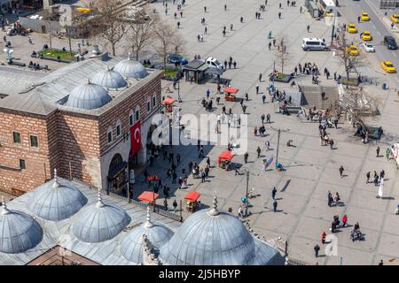 Vue aérienne à grand angle sur les gens et l'architecture de la ville autour de la place historique d'Eminonu et du marché aux épices à Istanbul, Turquie. Banque D'Images