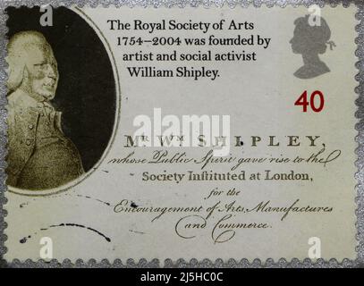 Photo d'un timbre-poste britannique pour le 250th anniversaire de la Société royale des arts avec une image du fondateur William Shipley 2004 Banque D'Images