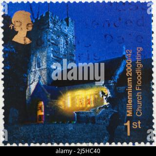 Photo d'un timbre de poste britannique de la série Millenium avec une image de l'église illuminée de Saint-Pierre et Saint-Paul Overstowey 2000 Banque D'Images