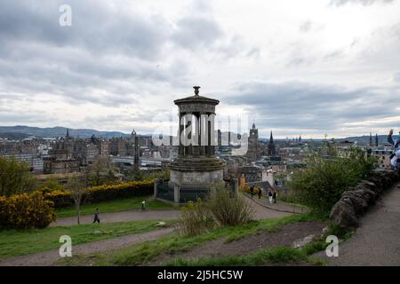 Vue depuis Calton Hill, vue sur Édimbourg avec le monument Dugald Stewart au loin Banque D'Images