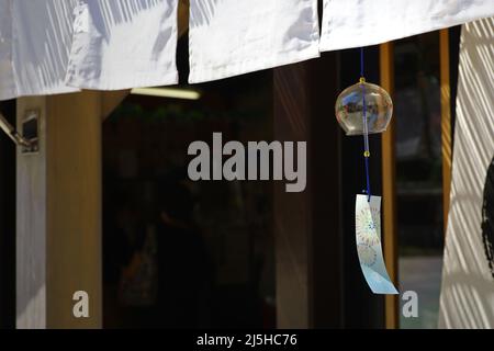 Les avant-pieds d'un magasin où un carillon de vent appelé 'Furin', une tradition japonaise d'été, est accroché. Banque D'Images