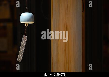 Les avant-pieds d'un magasin où un carillon de vent appelé 'Furin', une tradition japonaise d'été, est accroché. Banque D'Images