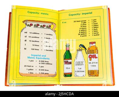 Le Ladybird Book of tables, aide à l'enseignement arithmétique pour les enfants, avec des mesures en unités impériales et métriques, Royaume-Uni Banque D'Images