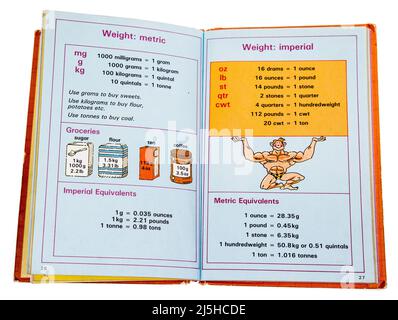 Le Ladybird Book of tables, aide à l'enseignement arithmétique pour les enfants avec des mesures métriques et impériales de poids, Royaume-Uni Banque D'Images