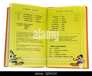 Le Ladybird Book of tables, aide à l'enseignement arithmétique pour les enfants avec des mesures de longueur impériales et métriques, UK 1981 Banque D'Images