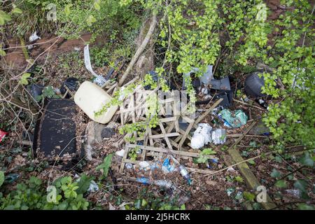 Envolez-vous pour jeter des ordures dans un ruisseau à côté d'une layette sur la A40, pays de Galles, Royaume-Uni Banque D'Images