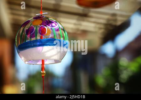 Les avant-pieds d'un magasin où un carillon de vent appelé 'Furin', une tradition japonaise d'été, est accroché. Banque D'Images