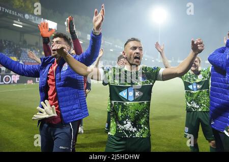 WAALWIJK - (lr) le gardien de but de PEC Zwolle Jasper Stendelaar, Bram van Polen ou PEC Zwolle après le match entre le RKC Waalwijk et le PEC Zwolle au stade des Mandemakers, le 23 avril 2022 à Waalwijk, pays-Bas. ANP ROY LAZET Banque D'Images