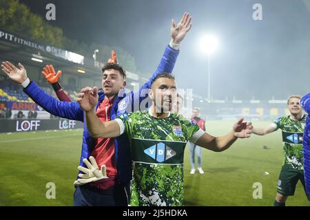 WAALWIJK - (lr) le gardien de but de PEC Zwolle Jasper Stendelaar, Bram van Polen ou PEC Zwolle après le match entre le RKC Waalwijk et le PEC Zwolle au stade des Mandemakers, le 23 avril 2022 à Waalwijk, pays-Bas. ANP ROY LAZET Banque D'Images