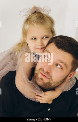 Le père et le dauther célèbrent l'anniversaire de leur petite fille.Fête d'anniversaire en robes avec gâteau. Banque D'Images