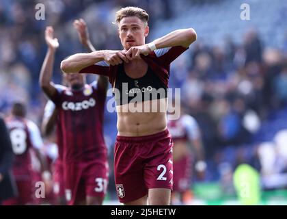 Leicester, Angleterre, le 23rd avril 2022. Matty Cash d'Aston Villa prend son maillot après le match de la Premier League au King Power Stadium, Leicester. Le crédit photo doit être lu : Darren Staples / Sportimage Banque D'Images