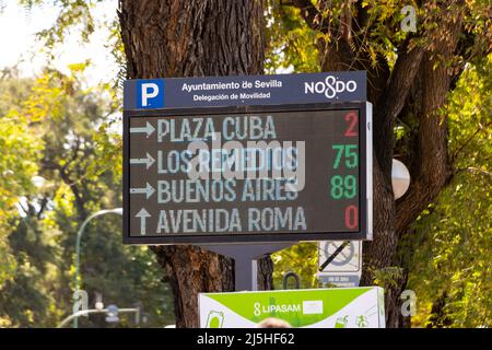 Panneau de parking numérique indiquant les espaces disponibles à Séville Séville Séville Espagne Banque D'Images