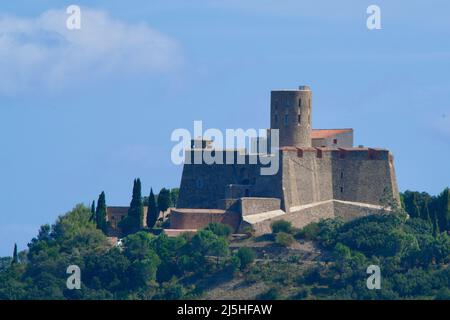 Gros plan du fort Saint-Elme sous un ciel bleu Banque D'Images