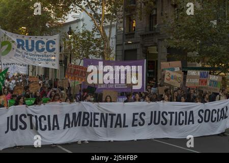 Buenos Aires, Argentine. 22nd avril 2022. Des manifestants de différents groupes défilent le jour de la Terre. (Photo par Esteban Osorio/Pacific Press/Sipa USA) crédit: SIPA USA/Alay Live News Banque D'Images