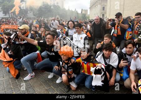 Séville, Espagne. 23rd avril 2022. Finale du match de football de la coupe du Roi espagnole Betis vs Valencia au stade de la Cartuja, Séville 23 avril 2022 fans à Sevilla Streets 900/Cordin Press Credit: CORDIN PRESS/Alay Live News Banque D'Images