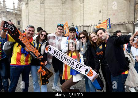 Séville, Espagne. 23rd avril 2022. Finale du match de football de la coupe du Roi espagnole Betis vs Valencia au stade de la Cartuja, Séville 23 avril 2022 fans à Sevilla Streets 900/Cordin Press Credit: CORDIN PRESS/Alay Live News Banque D'Images