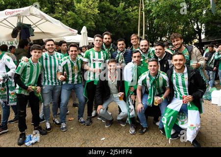 Séville, Espagne. 23rd avril 2022. Finale du match de football de la coupe du Roi espagnole Betis vs Valencia au stade de la Cartuja, Séville 23 avril 2022 fans à Sevilla Streets 900/Cordin Press Credit: CORDIN PRESS/Alay Live News Banque D'Images