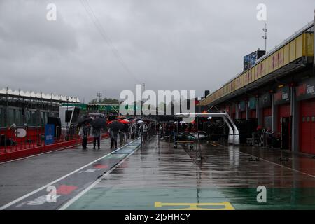 Imola, Italie. 22nd avril 2022. Rolex Gran Premio del Made in Italy e dell'Emilia-Romagna: Pitlane pendant la Formule 1 Rolex Emilia Romagna Grand Prix 2022, 4rd tour du Championnat du monde de Formule 1 de la FIA 2022 Free Practices, Championnat de Formule 1 à Imola, Italie, avril 22 2022 crédit: Agence de photo indépendante/Alamy Live News Banque D'Images