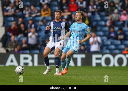 West Bromwich, Royaume-Uni. 23rd avril 2022. Todd Kane #20 de Coventry City passe la balle à West Bromwich, Royaume-Uni, le 4/23/2022. (Photo de Gareth Evans/News Images/Sipa USA) Credit: SIPA USA/Alay Live News Banque D'Images