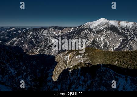 Vue de la montagne RAX au paysage d'hiver Panorama avec montagne enneigée Schneeberg dans les Alpes européennes en Autriche Banque D'Images