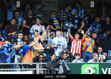 High Wycombe, Royaume-Uni. 23rd avril 2022. Wycombe Wanderers fans foulards à vagues. À High Wycombe, Royaume-Uni, le 4/23/2022. (Photo de Carlton Myrie/News Images/Sipa USA) crédit: SIPA USA/Alay Live News Banque D'Images