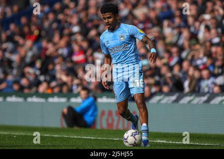 West Bromwich, Royaume-Uni. 23rd avril 2022. Ian Maatsen #18 de Coventry City contrôle le ballon à West Bromwich, Royaume-Uni, le 4/23/2022. (Photo de Gareth Evans/News Images/Sipa USA) Credit: SIPA USA/Alay Live News Banque D'Images