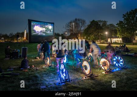 Londres, Royaume-Uni. 23rd avril 2022. La projection cinématographique en plein air de Back to the future dans Folkstone Gardens ouvre le New Cross and Deptford Free film Festival (NXDFF) jusqu'en mai 1st. Installations électriques à vélo fournies par la société de pédales électriques de Peckham. Credit: Guy Corbishley/Alamy Live News Banque D'Images