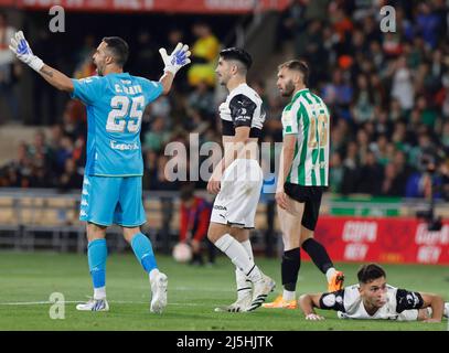 Séville, Espagne. 23rd avril 2022. Finale du match de football de la coupe du Roi espagnole Betis vs Valencia au stade de la Cartuja, Séville 23 avril 2022 Claudio Bravo et Carlos Soler 900/Cordin Press Credit: CORDIN PRESS/Alay Live News Banque D'Images