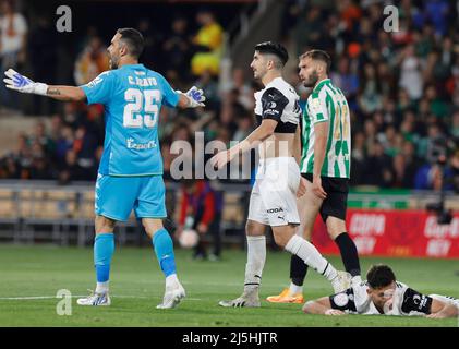 Séville, Espagne. 23rd avril 2022. Finale du match de football de la coupe du Roi espagnole Betis vs Valencia au stade de la Cartuja, Séville 23 avril 2022 Claudio Bravo et Carlos Soler 900/Cordin Press Credit: CORDIN PRESS/Alay Live News Banque D'Images