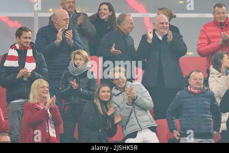 Uli HOENESS (ancien président de la FCB), Ehrenpräsident, Karl-Heinz RUMMENIGGE (PDG, Vorstandsvorsitzender FCB AG) professionnel de tennis Alexander Sascha Zverev avec sa petite amie Sophia Thomalla fêtez après le match FC BAYERN MÜNCHEN - BORUSSIA DORTMUND 1.Ligue allemande de football le 23 avril 2022 à Munich, Allemagne. Saison 2021/2022, jour de match 31, 1.Bundesliga, München, 31.Spieltag. FCB, BVB © Peter Schatz / Alamy Live News - LE RÈGLEMENT DFL INTERDIT TOUTE UTILISATION DE PHOTOGRAPHIES comme SÉQUENCES D'IMAGES et/ou QUASI-VIDÉO - Banque D'Images