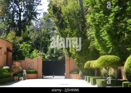 Beverly Hills, Californie, États-Unis 15th avril 2022 Une vue générale de l'atmosphère de l'actrice Eleanor Boardman, acteur Horace Brown, actrice Marion Davies et William Randolph Hearst ancienne maison au 1009 N. Beverly Drive le 15 avril 2022 à Beverly Hills, Californie, États-Unis. Ce domaine/manoir a été utilisé pour filmer le parrain, le Bodyguard, le jerk, fetch, dans les films de nuit et Colbys, Mod Squad Charlie's Angels Television Series. Beyonce filmé Black est King Video ici. John F. Kennedy et Jackie Onassis se sont mis en lune de miel ici. Photo par Barry King/Alay stock photo Banque D'Images