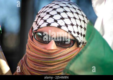 Jeune homme au Palistinian pro et pro et anti arabe contre Israël la démonstration Bush Guerre en Iraq, à Atlanta GA USA Banque D'Images