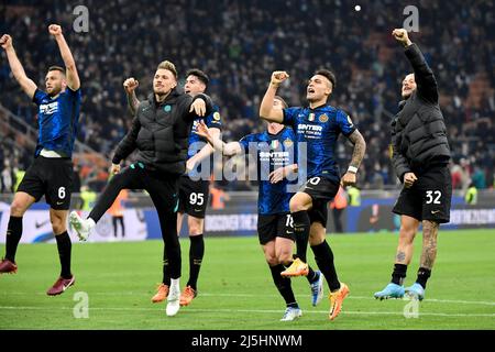 Milan, Italie. 23rd avril 2022. Les joueurs du FC Internazionale Stefan de Vrij, Ionut Radu, Alessandro Bastoni, Lautaro Martinez et Federico DiMarco célèbrent la victoire à la fin de la série Un match de football entre le FC Internazionale et AS Roma au stade San Siro de Milan (Italie), le 23th avril 2021. Photo Andrea Staccioli/Insidefoto crédit: Insidefoto srl/Alamy Live News Banque D'Images