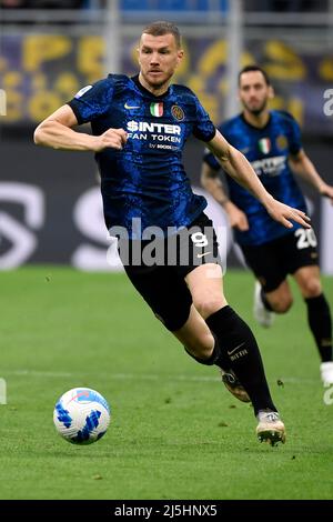 Milan, Italie. 23rd avril 2022. Edin Dzeko du FC Internazionale en action pendant la série Un match de football entre le FC Internazionale et AS Roma au stade San Siro de Milan (Italie), 23th avril 2021. Photo Andrea Staccioli/Insidefoto crédit: Insidefoto srl/Alamy Live News Banque D'Images