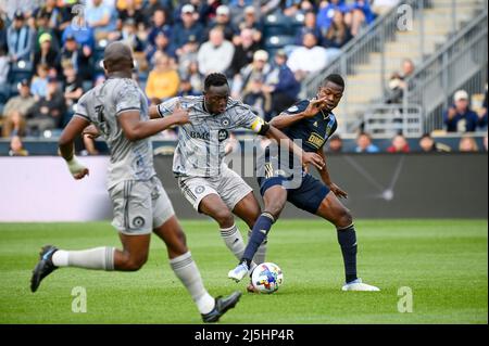 Chester, Pennsylvanie, États-Unis. 23rd avril 2022. Le 23 avril 2022, le joueur de Chester PA-Philadelphia Union CORY BURKE (19) lutte pour le bal avec CF Montréal au parc Subaru, (Credit image: © Ricky Fitchett/ZUMA Press Wire) Banque D'Images